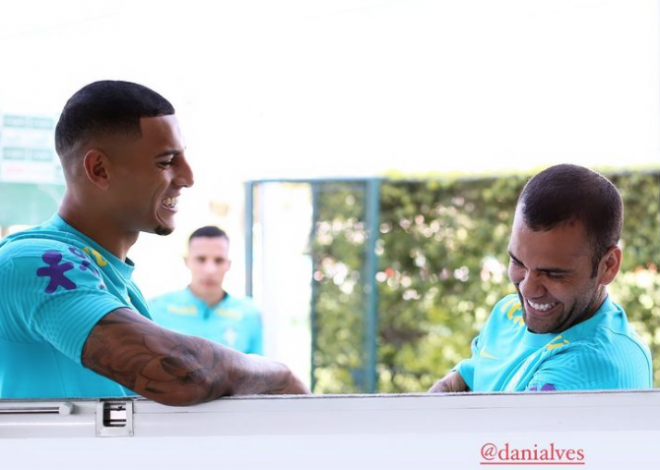 Diego Carlos y Dani Alves convocados con Brasil.