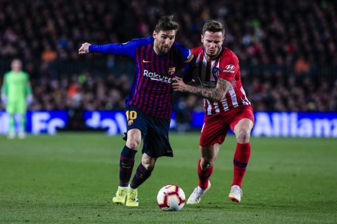 Saúl Ñíguez intenta robar un balón a Messi durante un Barcelona-Atlético (Foto: Cordon Press).