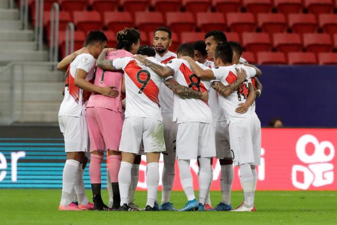 Renato Tapia, titular con la selección de Perú.