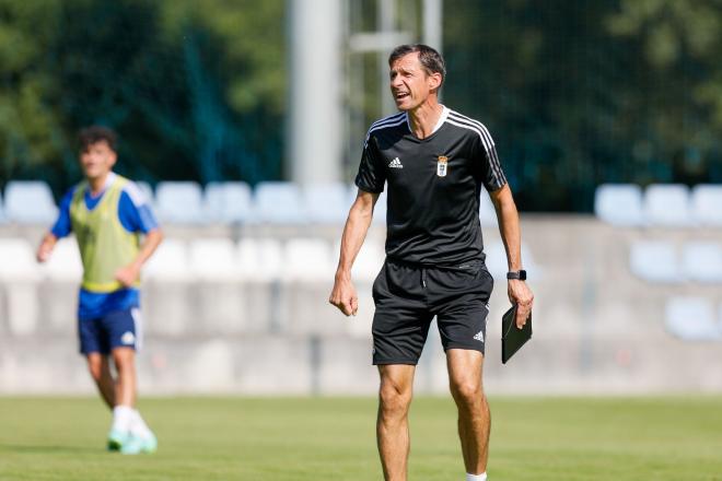 Cuco Ziganda da instrucciones en un entrenamiento (Foto: Real OViedo).