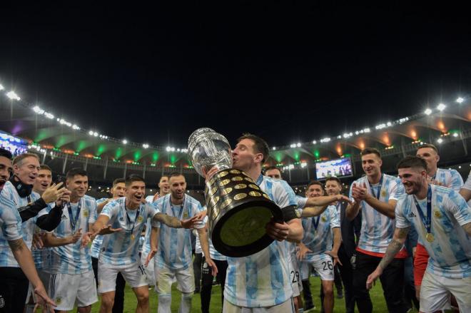 Leo Messi levanta la Copa América conquistada por Argentina en 2021.