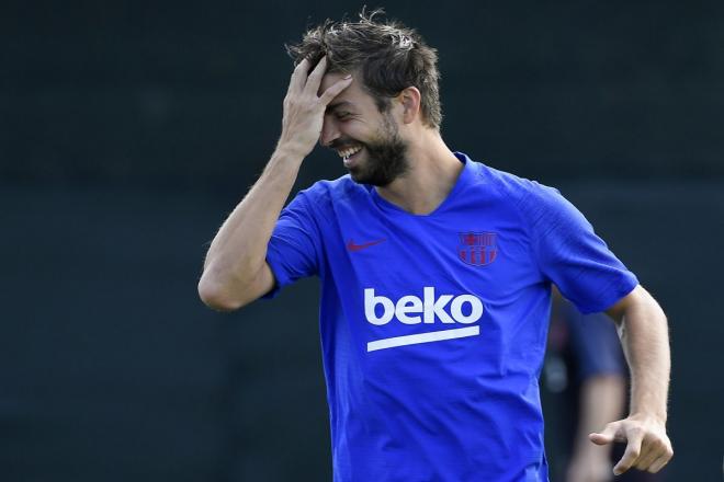 Gerard Piqué se ríe en un entrenamiento con el Barcelona.