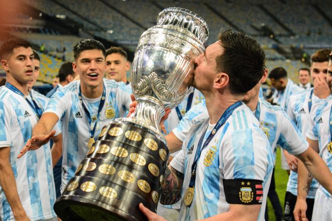 Leo Messi besa el trofeo de la Copa América: en 2021 llegó su primer título con Argentina (Foto: Cordon Press).