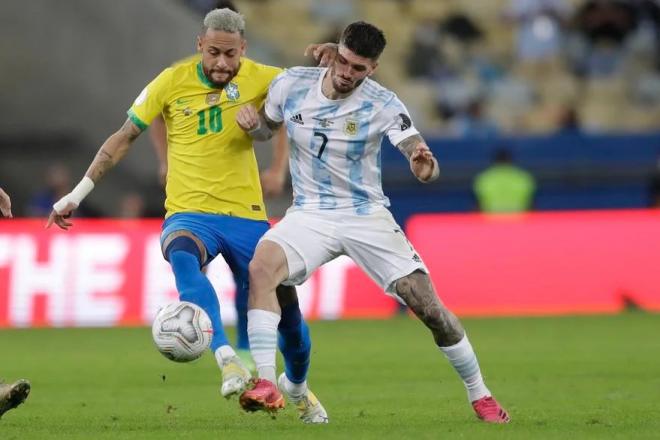 Rodrigo de Paul pelea por un balón con Neymar en la final de la Copa América.