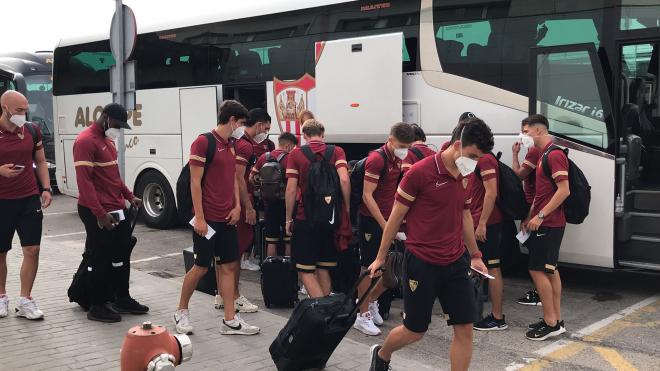 Varios de los jugadores del Sevilla, en el aeropuerto antes de partir hacia Alicante (Foto: Kiko Hurtado).