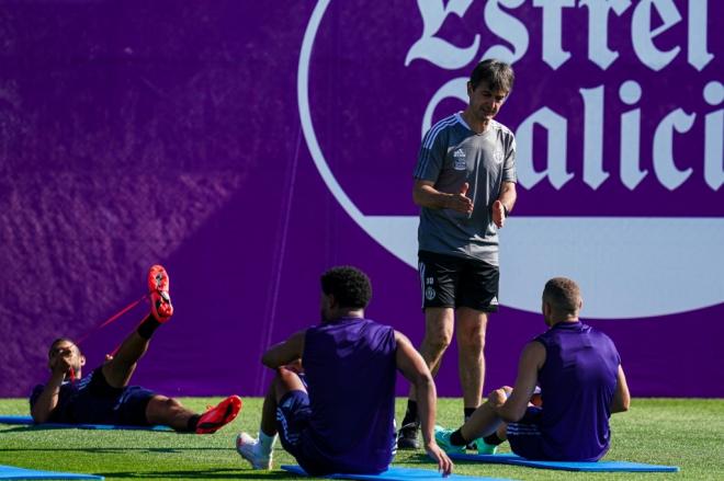 Pacheta hablando con Weissman en uno de los entrenamientos de la pretemporada (Foto: Real Valladolid).