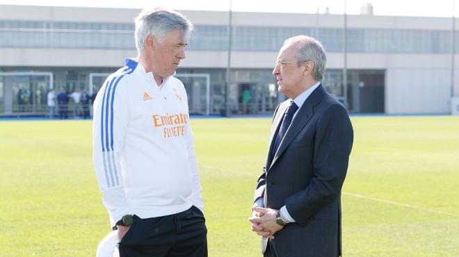 Carlo Ancelotti y Florentino Pérez conversan en Valdebebas (Foto: Real Madrid).