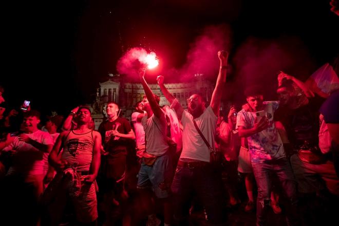 Celebración de Ia afición de Italia en Roma tras ganar la Eurocopa (Foto: EFE).