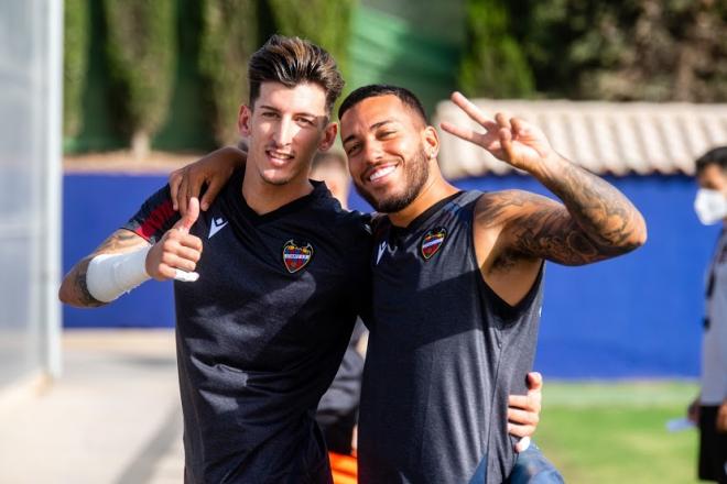 Cárdenas y Vezo saludan. (Foto: Levante UD)