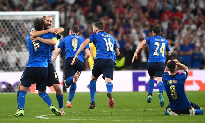 Los jugadores de Italia celebran la victoria en la tanda de la Eurocopa (Foto: EFE).
