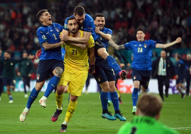 Los jugadores de Italia abrazan a Donnarumma tras ganar la Eurocopa (Foto: EFE).