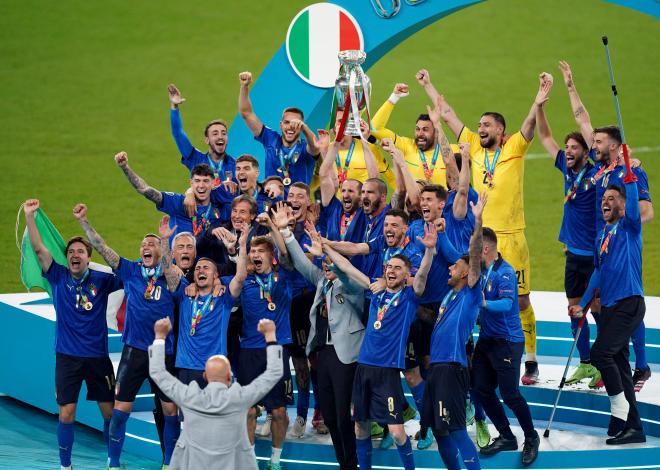 Italia levanta la copa de campeones de Europa (Foto: Cordon Press).