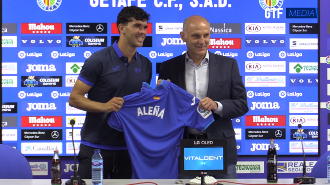 Carles Aleñá posa con la camiseta del Getafe en su presentación (Captura: GCF).