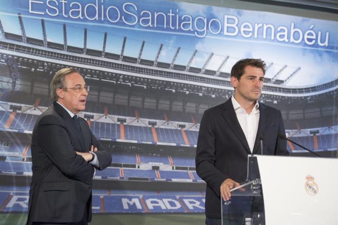 Iker Casillas, con Florentino Pérez en su acto de despedida del Real Madrid (Foto: Cordon Press).