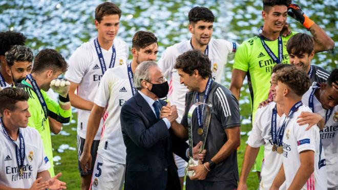 Florentino Pérez y Raúl celebran el triunfo del Real Madrid Castilla en la final de la UEFA Youth League (Foto: EFE).