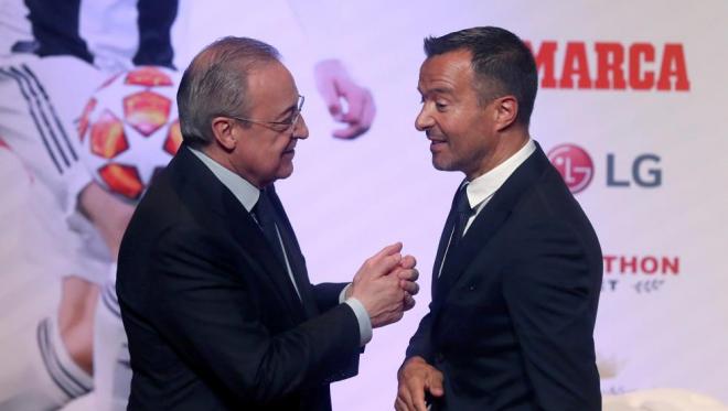 Florentino Pérez y Jorge Mendes charlan durante un acto.