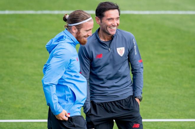 Risas entre el capitán Iker Muniain y Marcelino en Lezama (Foto: Athletic Club).