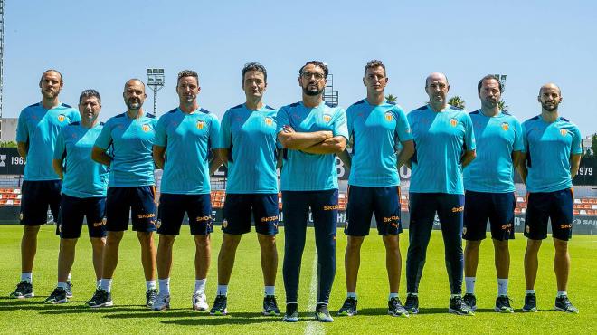 Bordalás y su cuerpo técnico. (Foto: Valencia CF)