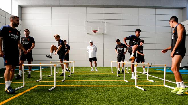 Carlo Ancelotti dirige la sesión del Real Madrid en el interior de Valdebebas (Foto: RMCF).