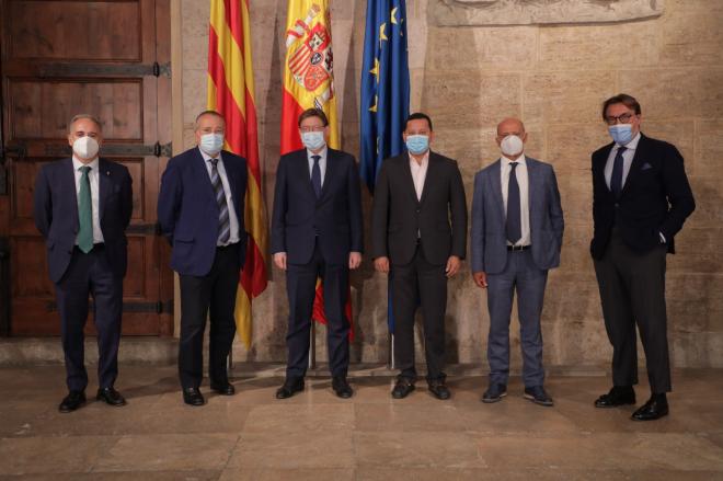 Ximo Puig con los presidentes de Primera y del Valencia Basket