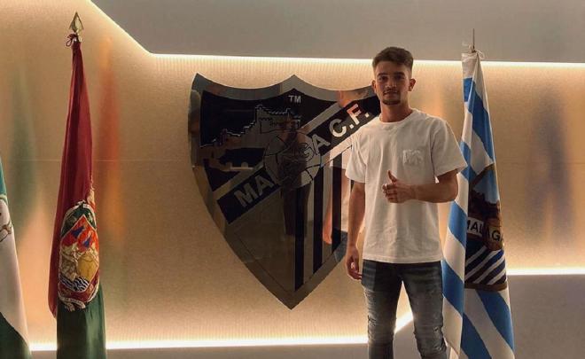 Álex Rico posa como nuevo fichaje del Málaga CF para el filial (Foto: @alexrico_6).