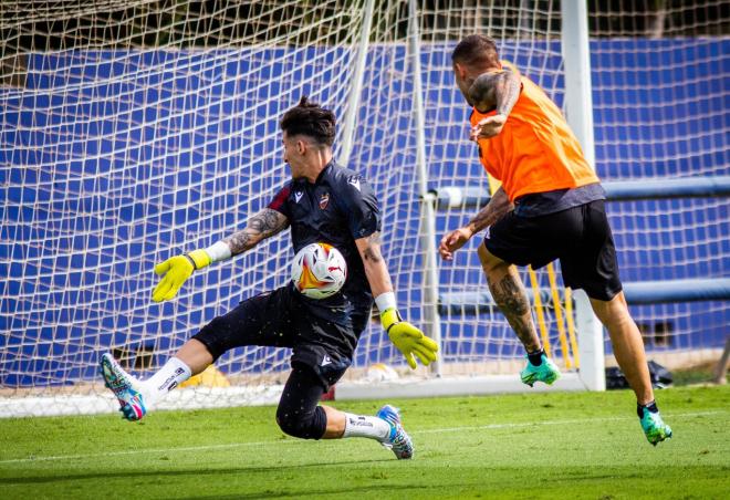 Roger y Cárdenas durante la sesión de entrenamiento (Foto: Levante UD)