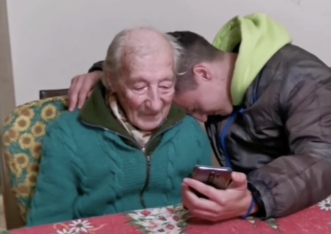 Hernán y su nieto Julián viendo le vídeo que les mandó Leo Messi.