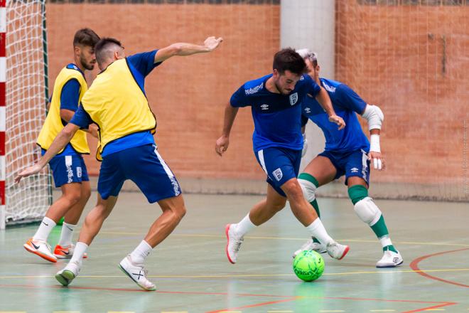 Dani Ramos, en un entrenamiento con el CD UMA Antequera.