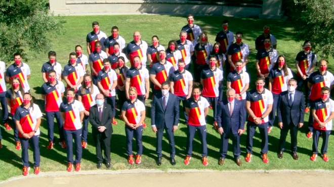 El Rey Felipe junto a muchos de los deportistas olímpicos españoles.
