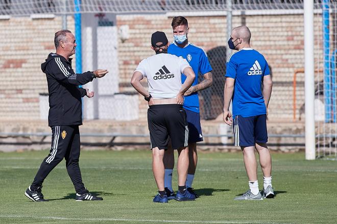 Lasure conversando con JIM en un entrenamiento del Real Zaragoza (Foto: Daniel Marzo).