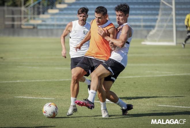 Jozabed, junto a Jairo y Andrés Caro, en un entrenamiento (Foto: Málaga CF).