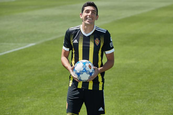 Presentación de Fran Gámez posando con la nueva equipación avispa (Foto: Dani Marzo).