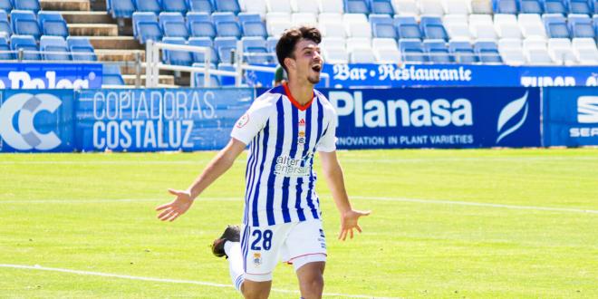 José Antonio Arjona celebra un gol con el Juvenil del Recre.