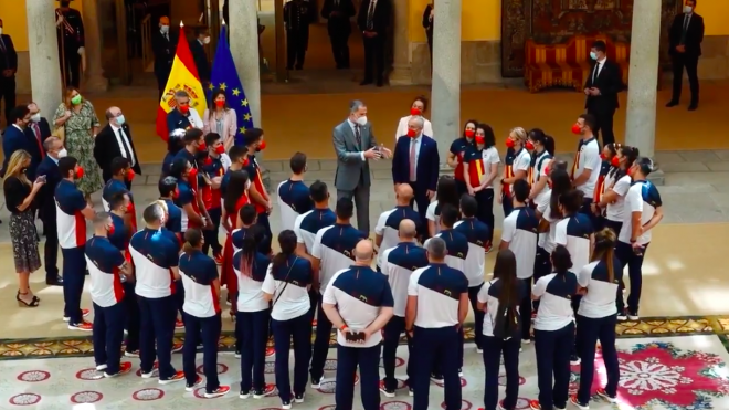 El Rey Felipe VII con los deportistas que representarán a España en los Juegos Olímpicos.
