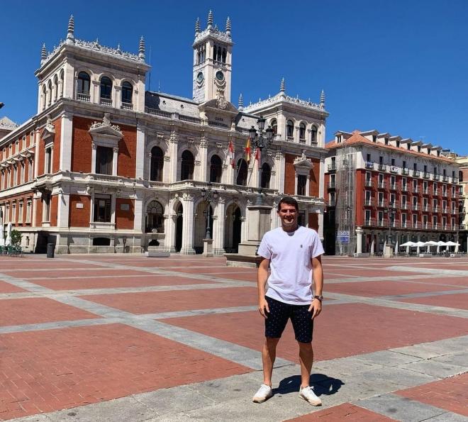 Casillas posando en la Plaza Mayor durante su visita a Valladolid.