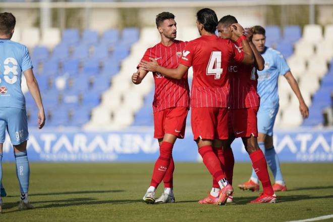 Sergi Gómez, Rekik y Fernando se felicitan por el primer gol del Sevilla FC. (Foto: SFC).