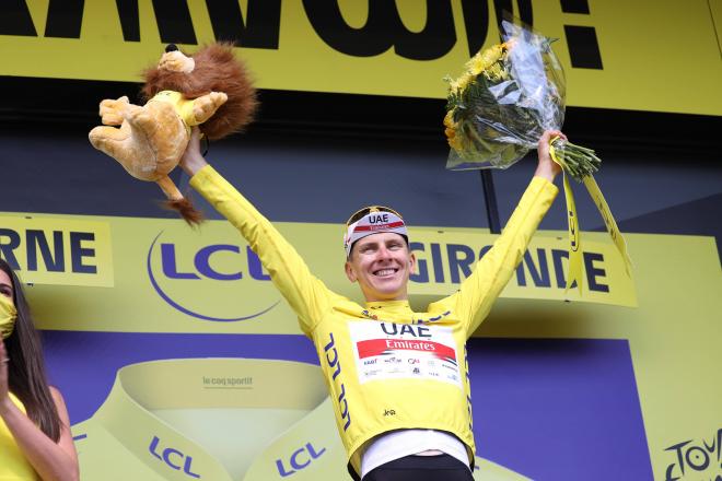 Tadej Pogacar posa con el maillot amarillo en el Tour de Francia (Foto: Cordon Press).