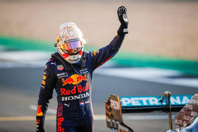 Verstappen saluda a los aficionados en el circuito de Silverstone (Foto: Cordon Press).