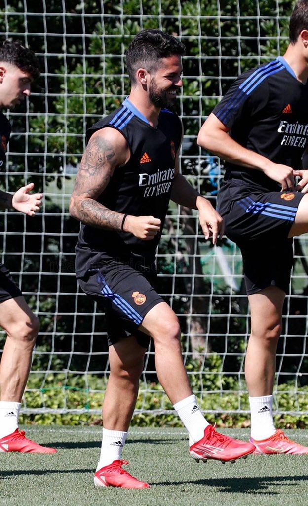 El cambio de 'look' de Isco, que participa en un entrenamiento del Real Madrid.