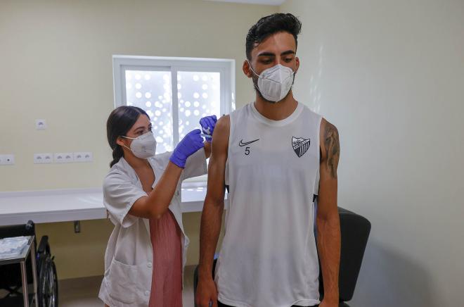 Juande recibe la dosis de la vacuna (Foto: Málaga CF).