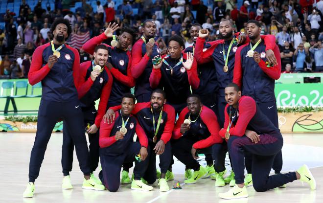 Equipo masculino de Estados Unidos celebrando el oro en baloncesto (Foto: Cordon Press).