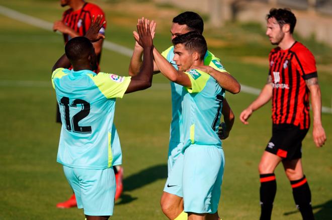 Alberto Soro celebra con sus compañeros su gol en el Granada-Bournemouth (Foto: GCF).