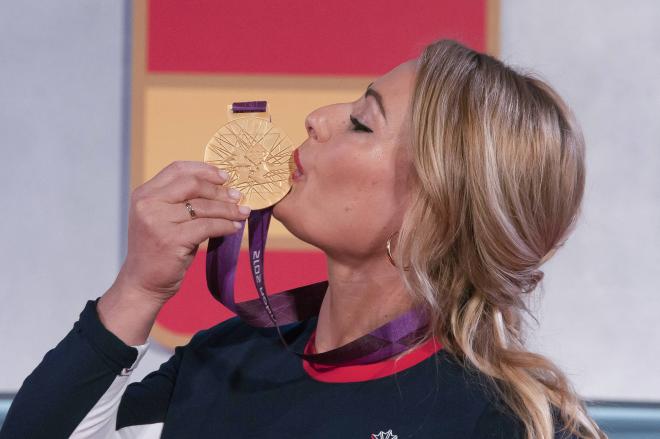 Lydia Valentín besando su medalla de oro en Londres 2012 (Foto: Cordon Press).