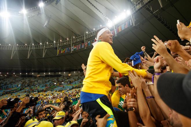 Neymar Júnior celebrando la victoria en la final junto a los aficionados de Río (Foto: Cordon Pre