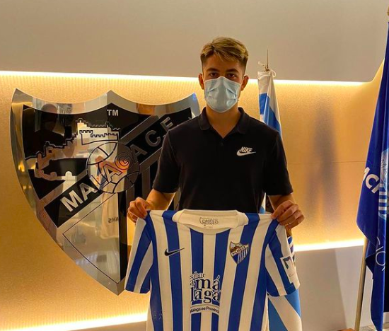 Dani Lorenzo posa con la nueva camiseta del Málaga (Foto: @d.lorenzo10).
