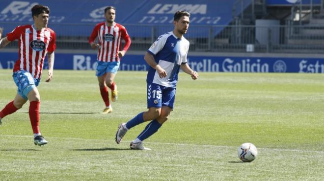 Juan Ibiza, jugador que interesa al Oviedo, controla un balón (Foto: CE Sabadell)