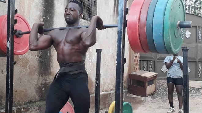 Julius Ssekitoleko, levantador de pesas ugandés que se había escapado de la concentración.