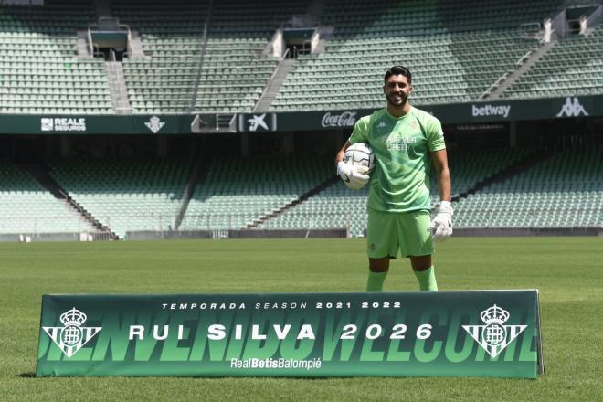 Rui Silva posa como nuevo portero del Real Betis. Foto: Kiko Hurtado
