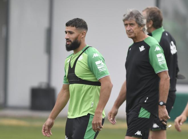 Nabil Fekir junto a Manuel Pellegrini en el entreno del Real Betis. Foto: Kiko Hurtado
