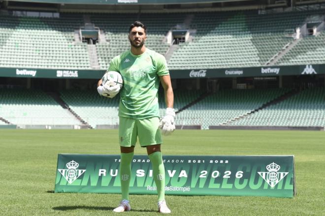 Rui Silva, en su presentación con el Real Betis.(Foto: Kiko Hurtado).